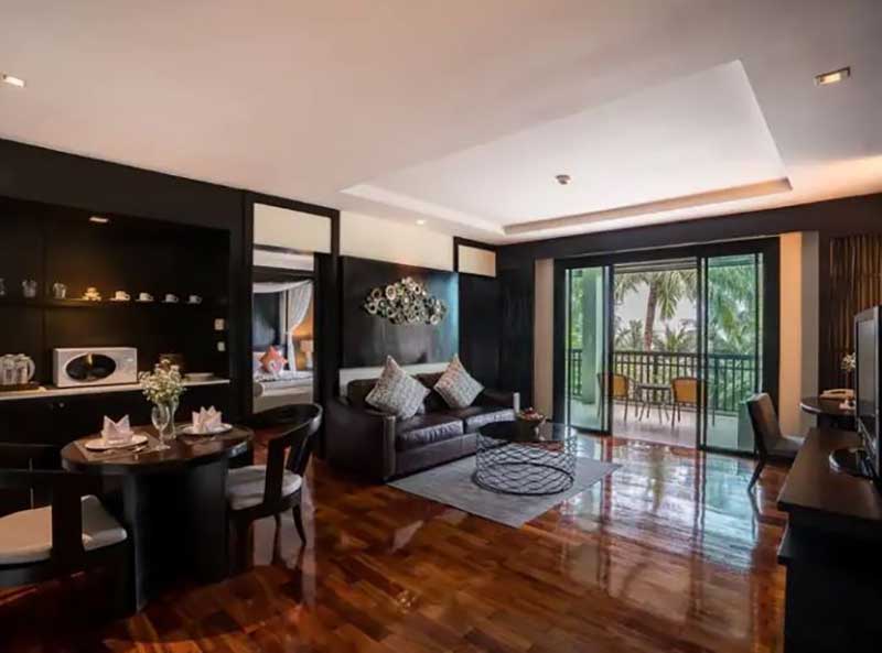 Ph&ograve;ng kh&aacute;ch trong nội thất nh&agrave; phố phong c&aacute;ch indochine
