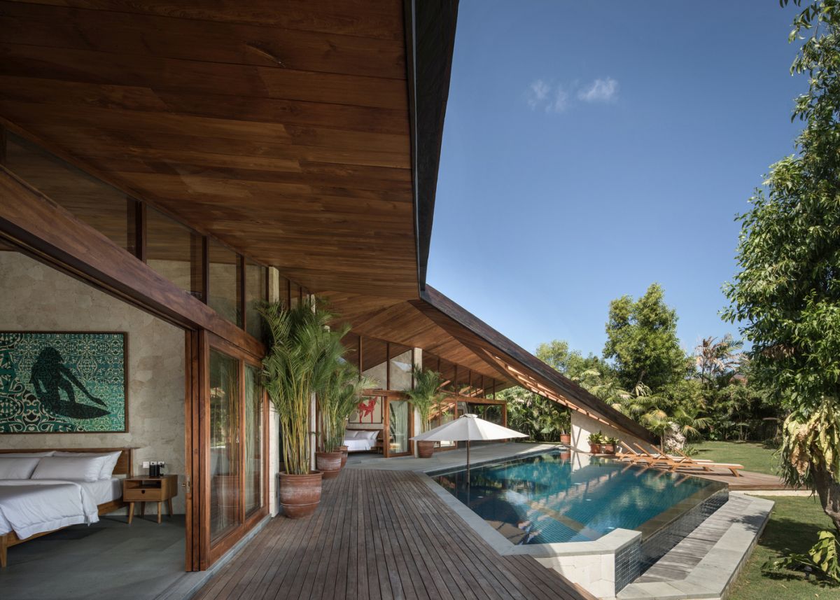 Trong số c&aacute;c vật liệu được sử dụng xuy&ecirc;n suốt dự &aacute;n l&agrave; gỗ tếch hơn 100 năm tuổi từ Java v&agrave; gỗ lim khai hoang từ Kalimantan