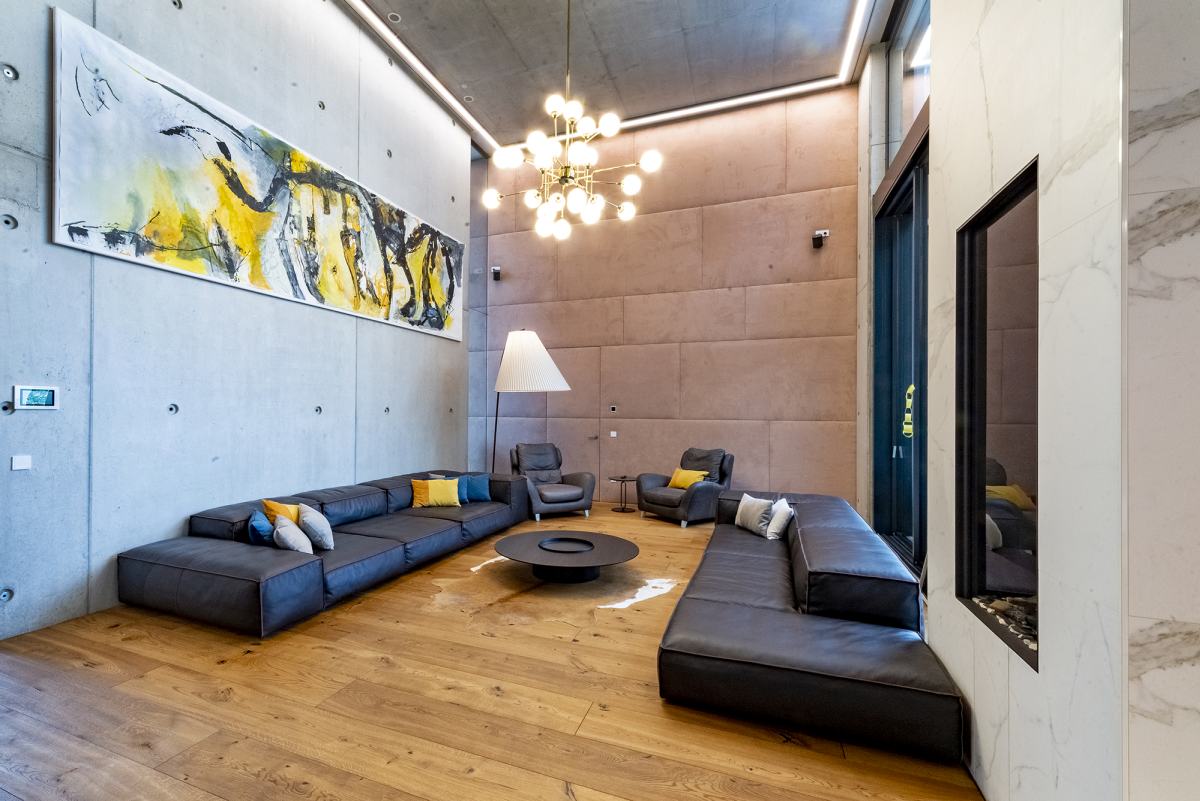 Những bức tranh trừu tượng v&agrave; đ&egrave;n chiếu s&aacute;ng bắt mắt tạo th&ecirc;m m&agrave;u sắc v&agrave; n&eacute;t ri&ecirc;ng cho ng&ocirc;i nh&agrave;