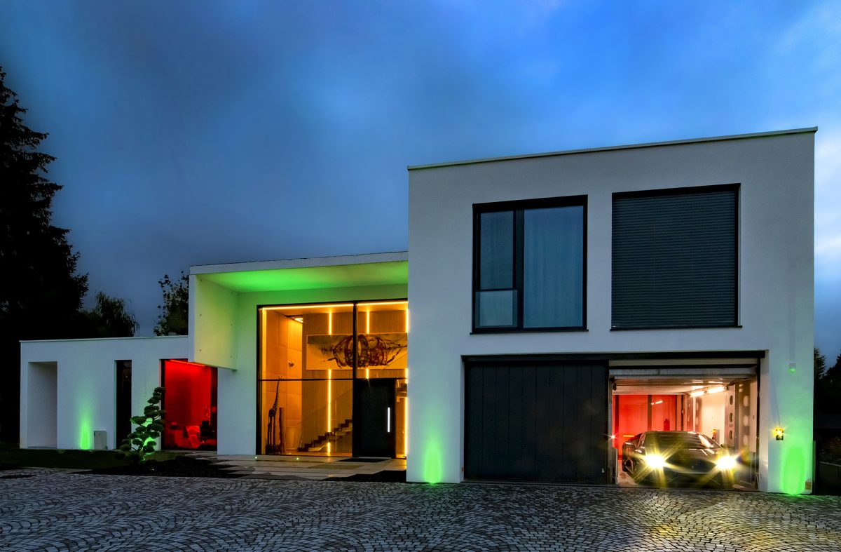 V&agrave;o ban đ&ecirc;m, c&oacute; thể bật th&ecirc;m đ&egrave;n nhiều m&agrave;u sắc để l&agrave;m nổi bật ngoại thất của t&ograve;a nh&agrave;