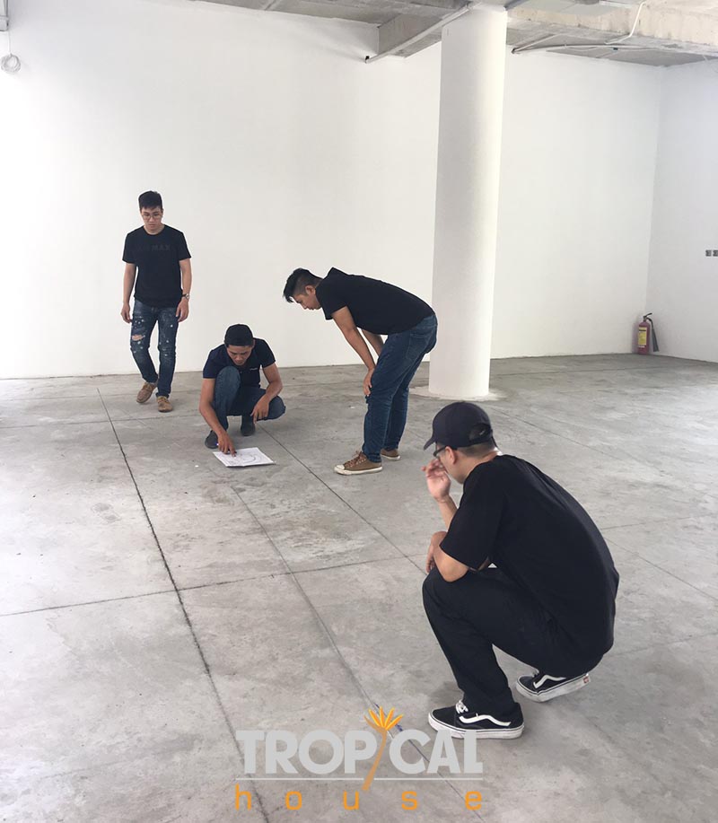 4 nh&acirc;n vi&ecirc;n tropical house khảo s&aacute;t mặt bằng thi c&ocirc;ng nội thất nh&agrave; phố