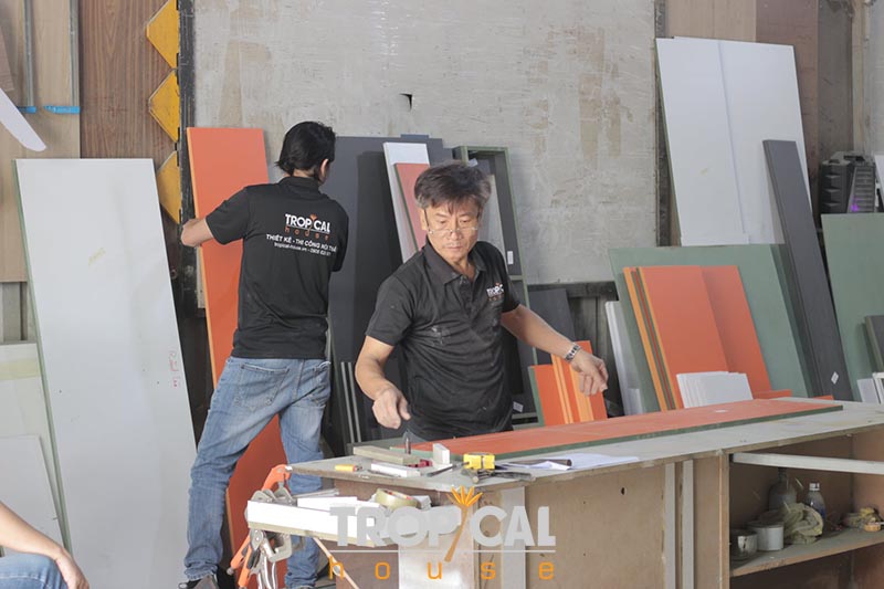 2 nh&acirc;n vi&ecirc;n tropical house sản xuất đồ gỗ thi c&ocirc;ng nội thất nh&agrave; phố tại xưởng