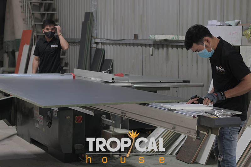 2 nh&acirc;n vi&ecirc;n tropical house sản xuất nội thất nh&agrave; phố trực tiếp tại xưởng