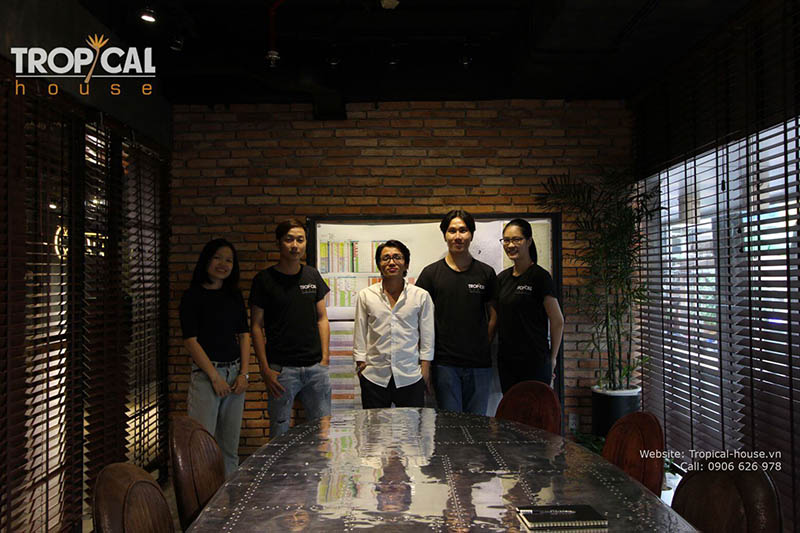 Đội ngũ Tropical House v&agrave; kh&aacute;ch h&agrave;ng