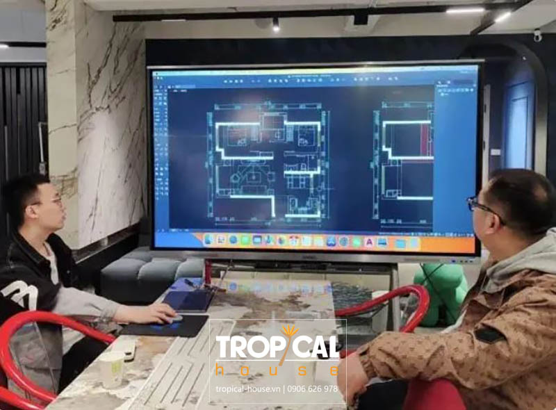 2 người đ&agrave;n &ocirc;ng đang b&agrave;n bạc b&aacute;o gi&aacute; v&agrave; thiết kế 2D nội thất nh&agrave; phố