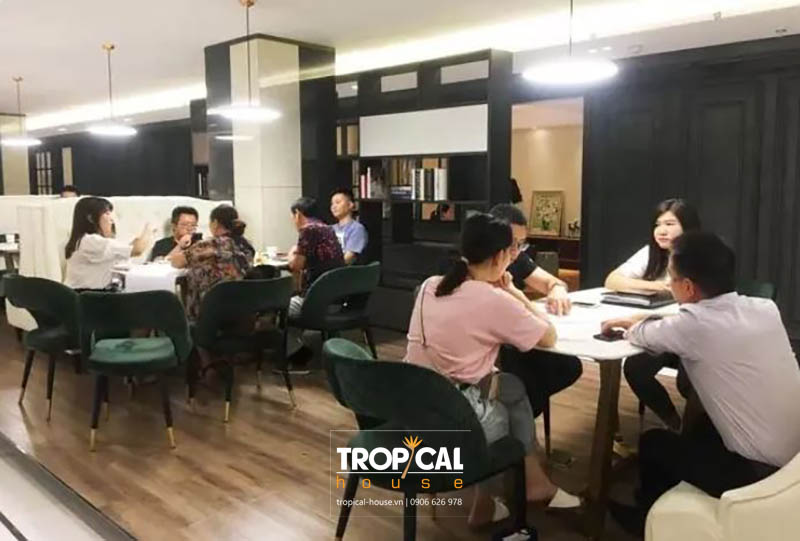 Nhiều người đang nghe tư vấn thiết kế nội thất nh&agrave; phố