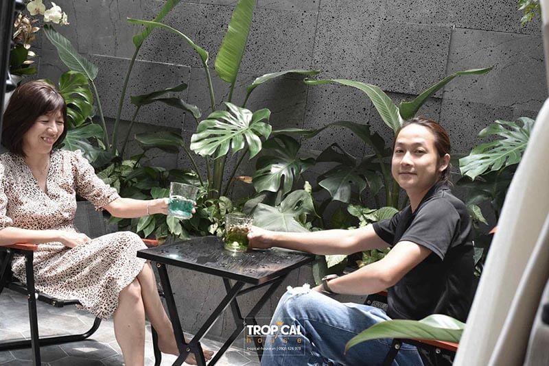 Kh&aacute;ch h&agrave;ng thiết kế nội thất nh&agrave; phố tại Tropical House