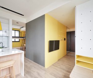 Nội thất nhỏ thoáng mát với các giải pháp trang trí trắng và vàng và tiết kiệm không gian