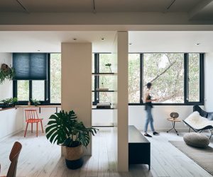 Căn hộ sáng sủa với trang trí màu trắng sạch sẽ, điểm nhấn bằng gỗ và cây xanh